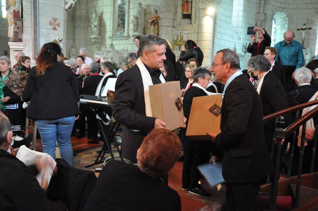 Remise de cadeaux aux chef(fe)s de choeurs